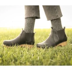 Best Seller -Dansko Shoe Store Barnes PDP Becka black onfoot