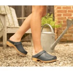 Dansko Shoe Store -Dansko Shoe Store Barnes PDP Berry navy onfoot