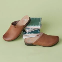 Dansko Robbie Tan Burnished Nubuck -Dansko Shoe Store S24 Roma Robbie Tan 5133 2400x2400 2d52b6fe 6720 48a2 a5ba f3640300b46a